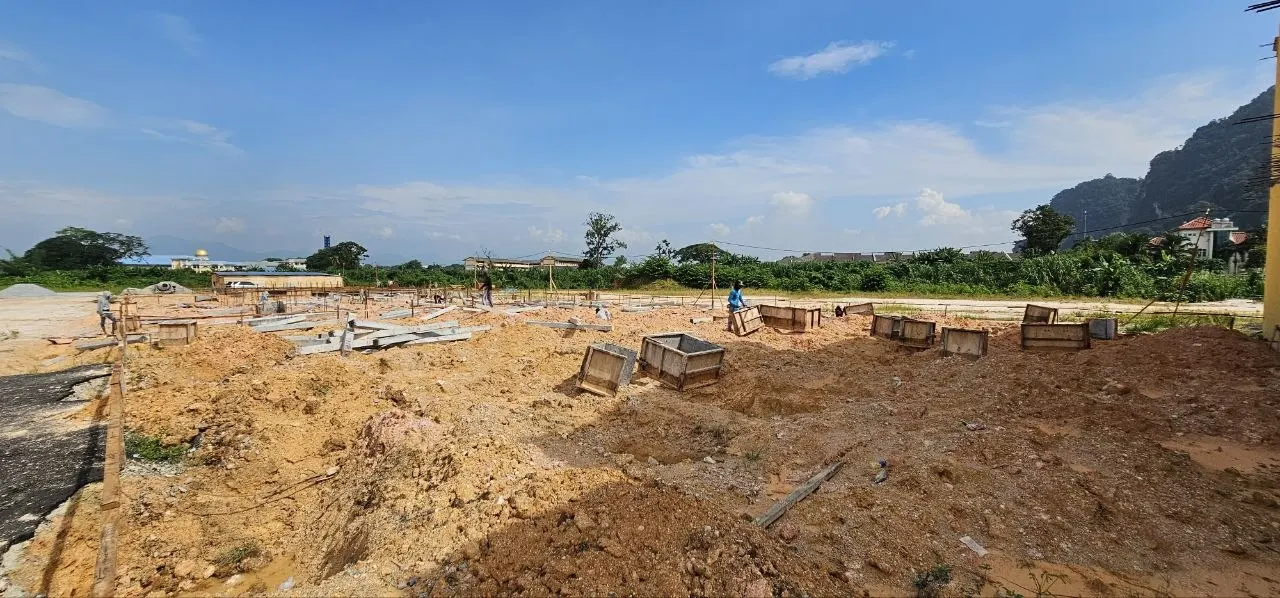 Earthworks under way on the remaining land at Ampang Cove