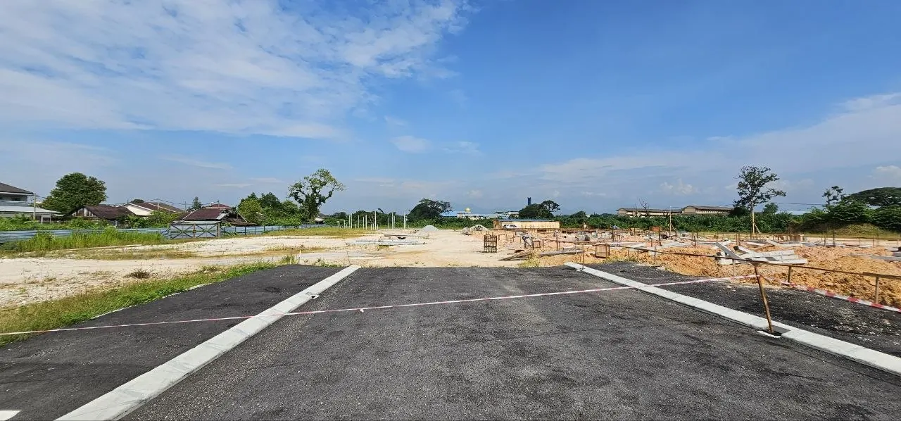 Roads and kerbs laid for the next rows at Ampang Cove