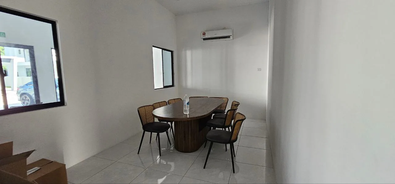Diamond Pavilion small discussion room with a table and chairs