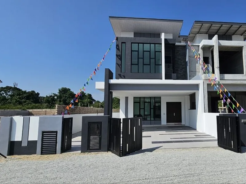 Pinggiran Pengkalan Bayu, Pengkalan & St18